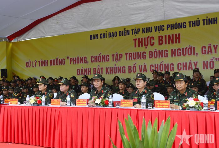 Các đại biểu tham quan diễn tập xử lý tình huống A2 tại tỉnh Nghệ An.