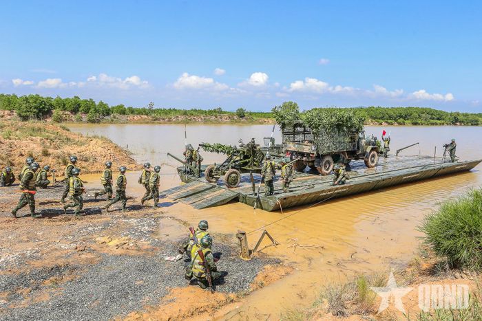  Vận chuyển pháo phòng không vượt sông. 