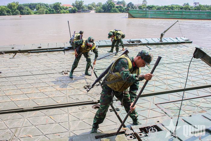 Bộ đội đưa đốt phà vào đúng vị trí.