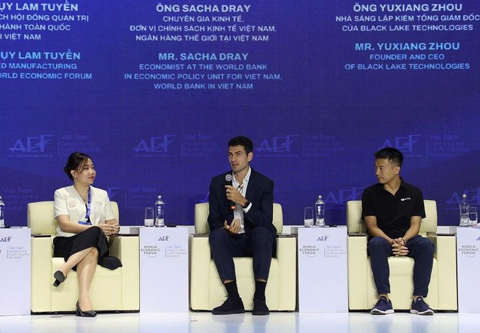  Các diễn giả trong Phiên chuyên đề “Định vị lại Việt Nam và ASEAN trong chuỗi giá trị toàn cầu”. 