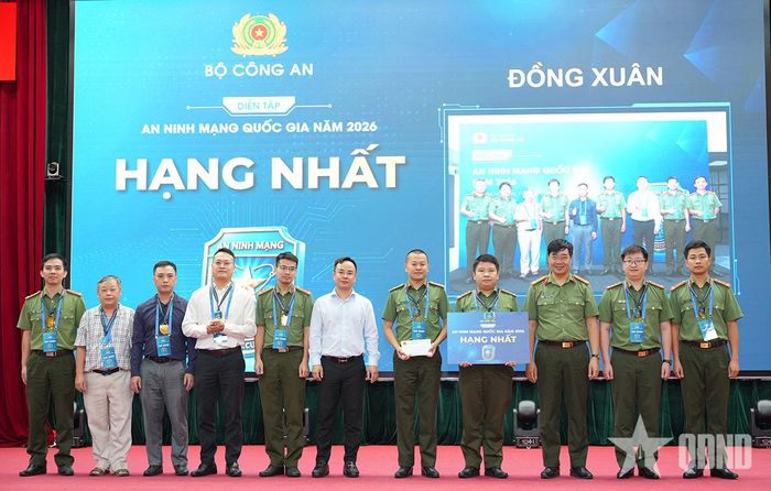Ban tổ chức trao giải tặng đội đạt hạng nhất của diễn tập.