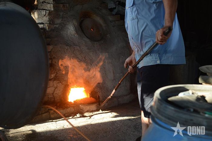  Lò nung được duy trì ở nhiệt độ cao để phục vụ công đoạn thổi tạo hình. 