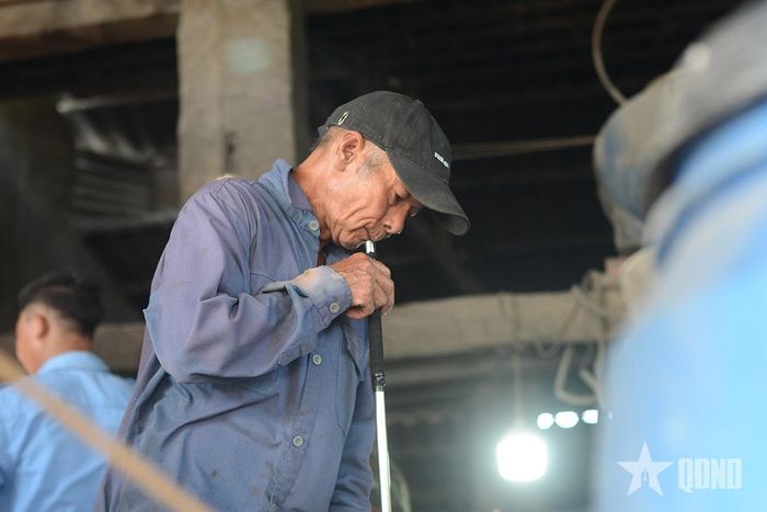 Ở tuổi 68, ông Nguyễn Duy Hồi vẫn làm nghề thổi thủy tinh tại Xối Trì dù đến từ địa phương khác.  
