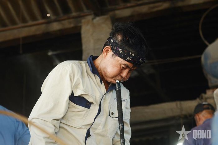  Người thợ thổi thủy tinh phải liên tục căng phồng đôi má để tạo hình sản phẩm. 