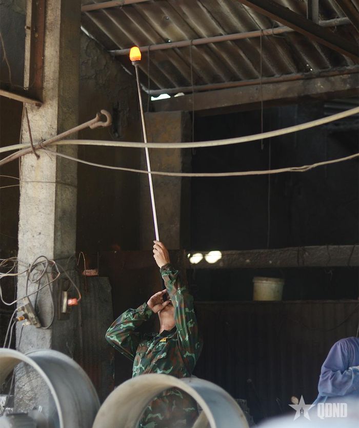  Các công đoạn thổi tạo hình cốc thủy tinh thủ công tại làng Xối Trì. 