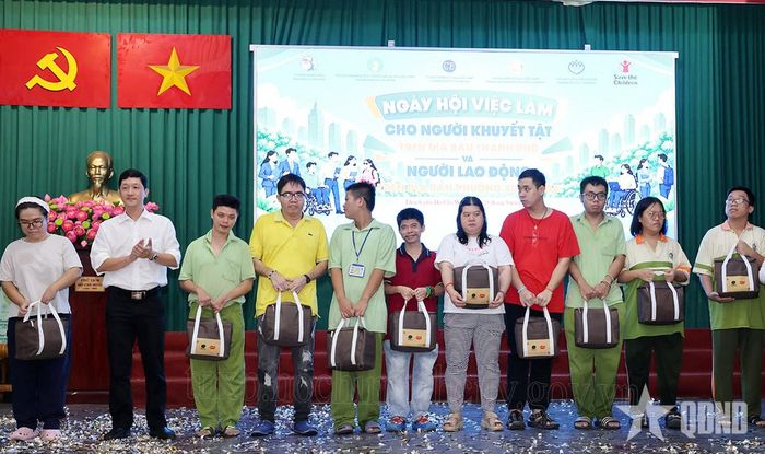 Trao tặng quà đến người khuyết tật hoàn cảnh khó khăn tại ngày hội việc làm cho người khuyết tật tại TP Hồ Chí Minh.