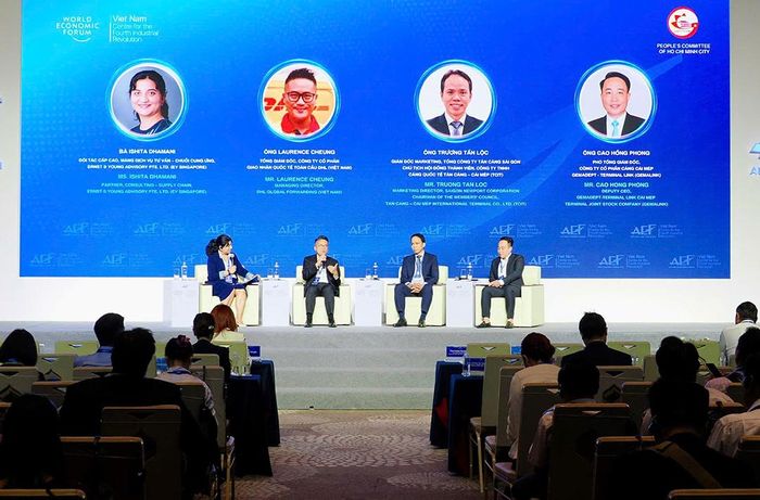 Các chuyên gia trao đổi tại phiên chuyên đề “Chuỗi giá trị toàn cầu bền vững: Logistics xanh”.