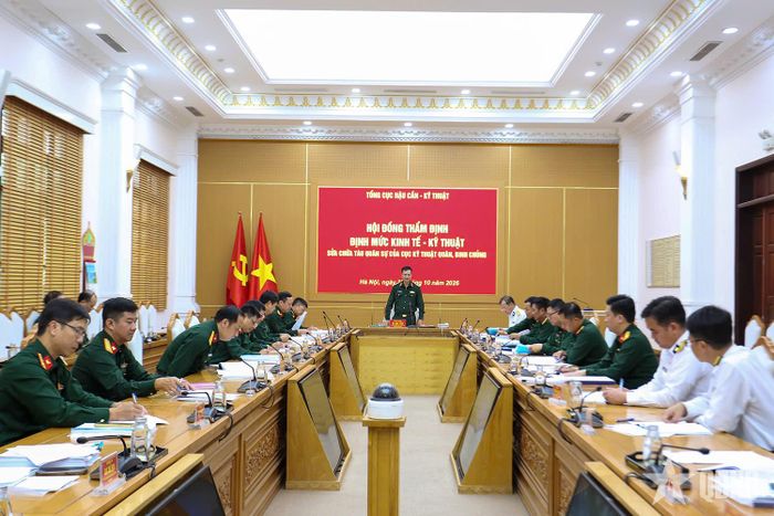  Quang cảnh phiên họp Hội đồng thẩm định định mức kinh tế - kỹ thuật sửa chữa tàu quân sự của Cục Kỹ thuật quân binh chủng. 