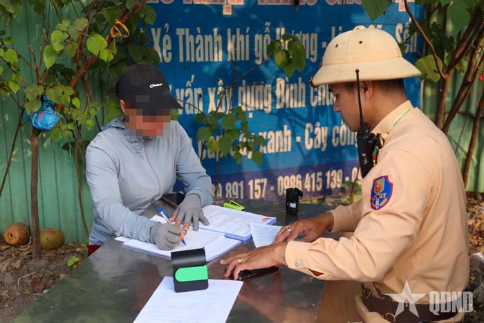 Theo Nghị định số 168/2024/NĐ-CP, hành vi điều khiển xe mô tô, xe gắn máy kéo theo xe khác, vật khác bị xử phạt tiền từ 600.000 đồng đến 800.000 đồng.