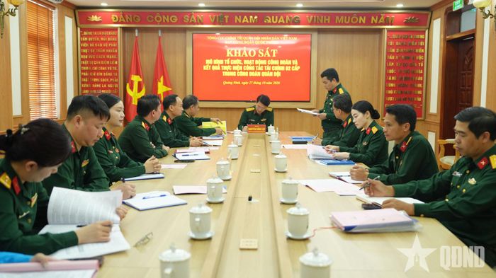  Quang cảnh làm việc tại Công ty Khe Sim, Binh đoàn 19. 