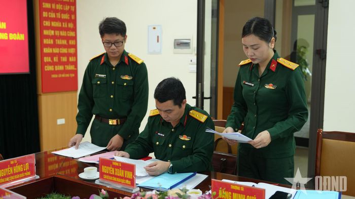  Cán bộ Ban Công đoàn Quốc phòng kiểm tra sổ sách công tác công đoàn tại Công ty 35. 