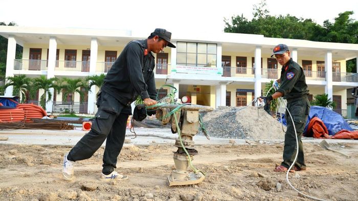 Chiến sĩ Trung tâm Huấn luyện, bồi dưỡng nghiệp vụ và giáo dục nghề nghiệp số 3 (Bộ Tư lệnh Cảnh sát cơ động) tham gia hỗ trợ tại công trình trụ sở Công an xã La Dêê.