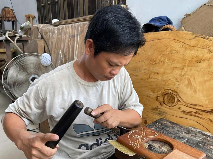 Với bàn tay tài hoa, anh Lê Hồng Linh đảm nhận phần chạm trổ hoa văn cho các sản phẩm nội thất.