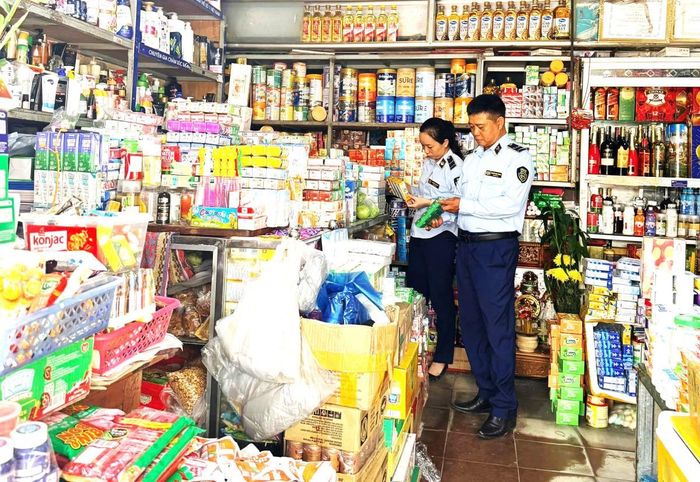 Lực lượng QLTT TP Đà Nẵng kiểm tra việc niêm yết giá bán tại một cơ sở kinh doanh.