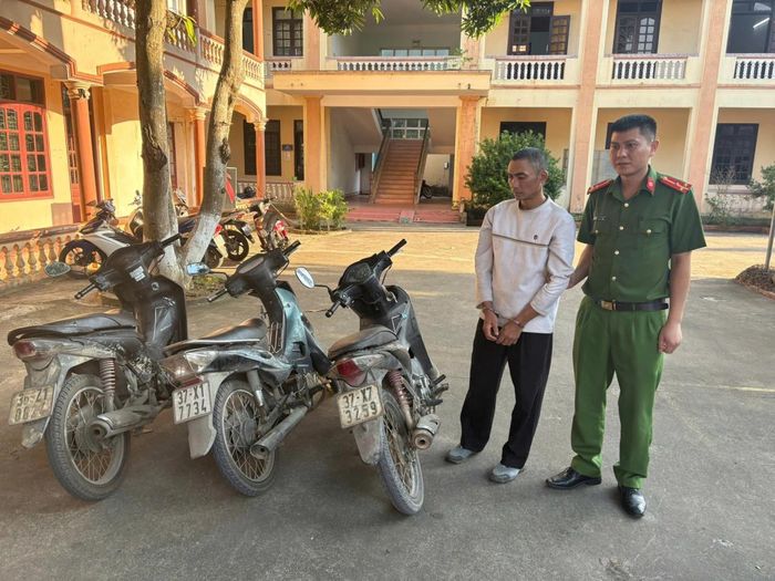 Đối tượng Lê Công Dũng bị bắt giữ cùng 3 xe máy tang vật trộm cắp.