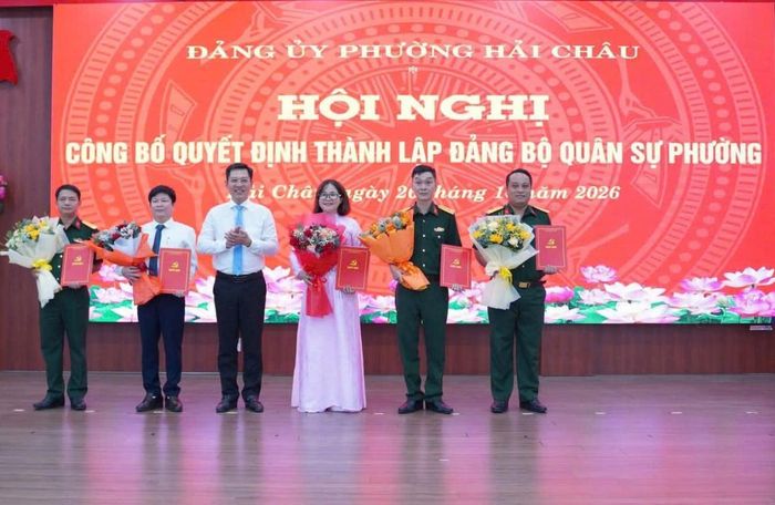 Đồng chí Võ Thành Trung, Phó Bí thư Thường trực Đảng ủy, Chủ tịch HĐND phường đã trao quyết định và tặng hoa chúc mừng các đồng chí được chỉ định tham gia Ban Chấp hành Đảng bộ Quân sự phường.