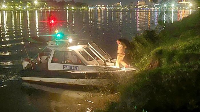 Lực lượng chức năng huy động ca nô kịp thời ứng cứu nạn nhân.