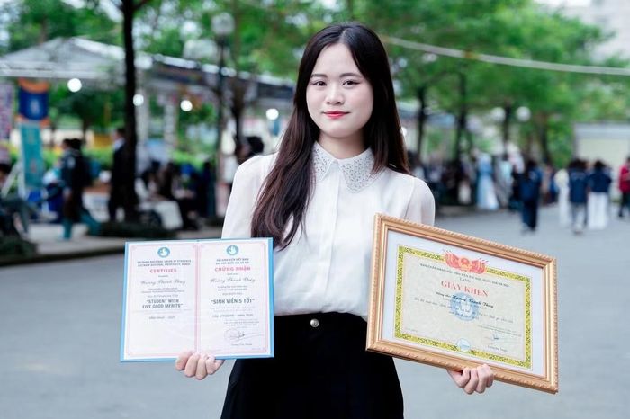 Thanh Thúy nhận giấy khen và các danh hiệu.