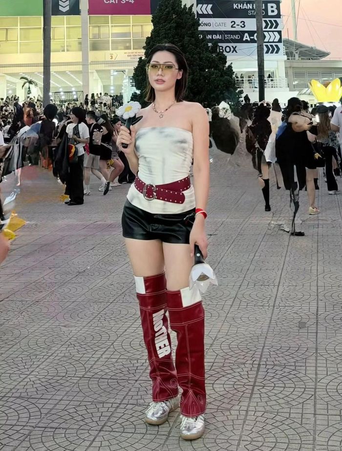 Chị Lúa - mẹ 3 con đến từ Nghệ An - đầu tư trang phục gợi cảm đi xem concert BIGBANG.