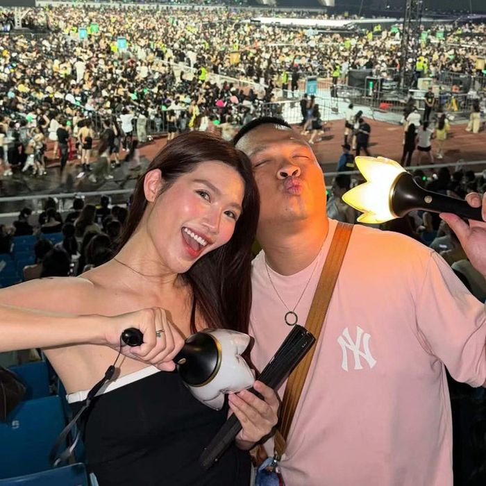 Nam khán giả tận hưởng concert cùng Á hậu Chế Nguyễn Quỳnh Châu.
