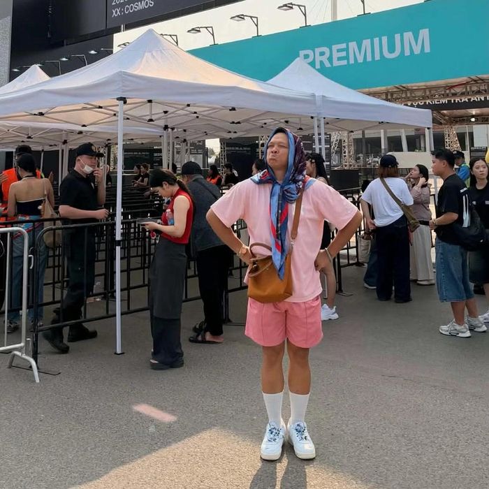 Anh Quang Huy chọn trang phục tông hồng trẻ trung đi xem concert BIGBANG, chiều 24/10.