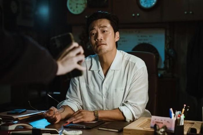 Lee Hee Joon, người thủ vai ông chủ của công ty “Spider Manpower”, trước đây từng tham gia loạt phim ‘A Killer Paradox’ trên Netflix, tác phẩm do Kim Da Min, đạo diễn của ‘Dead End Job’, chấp bút kịch bản.