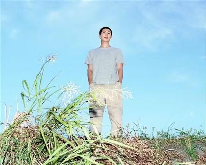Tại buổi họp báo trước thềm triển lãm, RM chia sẻ một cách khiêm tốn: "Hiếm có điều gì bộc lộ con người một cách chân thực như chính bộ sưu tập mà họ đã dày công xây dựng trong suốt một thời gian dài. Tôi chưa từng được đào tạo bài bản về lịch sử nghệ thuật, cũng chẳng phải là một giám tuyển chuyên nghiệp. Mọi thứ có khi còn hơi lộn xộn nữa. Tuy nhiên, đôi khi, một người đứng ngoài cuộc lại có thể mang đến một góc nhìn mới mẻ. Tôi bắt đầu công việc này với một tâm thế thuần khiết, nhưng chính vì sự thuần khiết đó mà tôi đã phải viết đi viết lại, rồi xóa bỏ, rồi lại viết tiếp các phần mô tả cho từng tác phẩm đến hàng trăm lần".