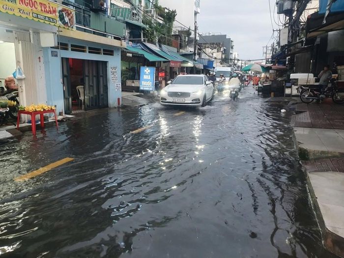 Đường Ba Đình (phường Chánh Hưng) bị ngập ngày 13-10 do triều cường. Ảnh minh họa: KIÊN CƯỜNG