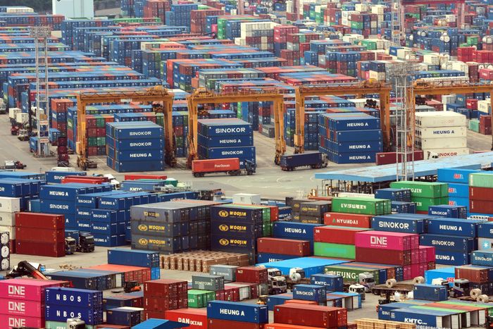  Container chờ xuất tại cảng Busan. Ảnh: YONHAP 