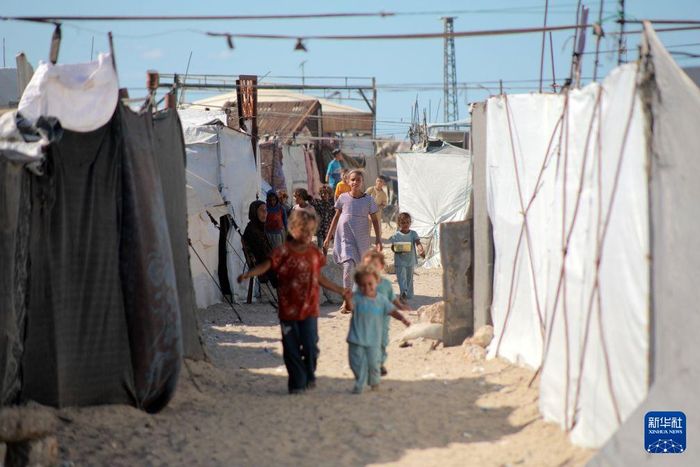  Trẻ em trong khu trại lều tạm ở thành phố Gaza.. Ảnh: RIZEK ABDELJAWAD/XINHUA 