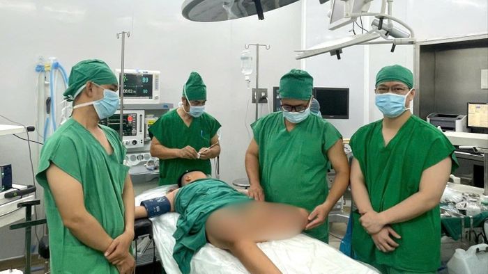 Ê-kíp phẫu thuật của BV Chấn thương Chỉnh hình TPHCM và BV Đa khoa Khánh Hòa.