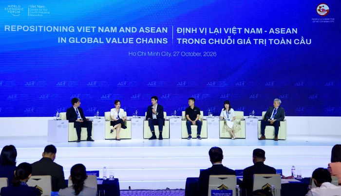  Các chuyên gia, đại diện doanh nghiệp quốc tế thảo luận giải pháp nâng cao vị thế Việt Nam và ASEAN trong chuỗi giá trị toàn cầu. Ảnh: HÙNG - TRIỀU 