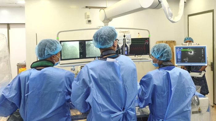 Ê-kíp tiến hành đặt stent để tái thông dòng máu đến cơ tim.
