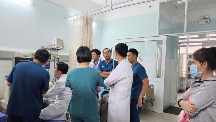 Các bác sĩ tập trung cứu chữa cho bệnh nhân nhồi máu cơ tim cấp.