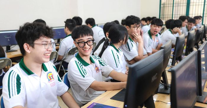  Học sinh trong giờ Tin học tại Trường THPT Hùng Vương hào hứng khi đóng vai phản biện lại quan điểm của AI, qua đó hiểu thêm về cách làm chủ công nghệ trong thời đại số. Ảnh: HOÀNG TRIỀU 