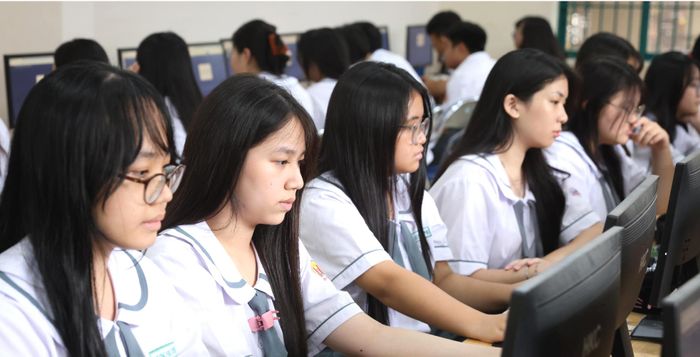  Các em học sinh Trường THPT Hùng Vương (phường Chợ Lớn, TPHCM) học AI qua việc áp dụng vào môn hóa học. Ảnh HOÀNG TRIỀU 