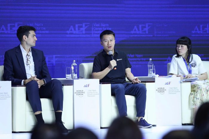 Ông Yuxiang Zhou, nhà sáng lập kiêm Tổng Giám đốc Black Lake Technologies, chia sẻ về ứng dụng AI trong sản xuất. Ảnh: HÙNG - TRIỀU