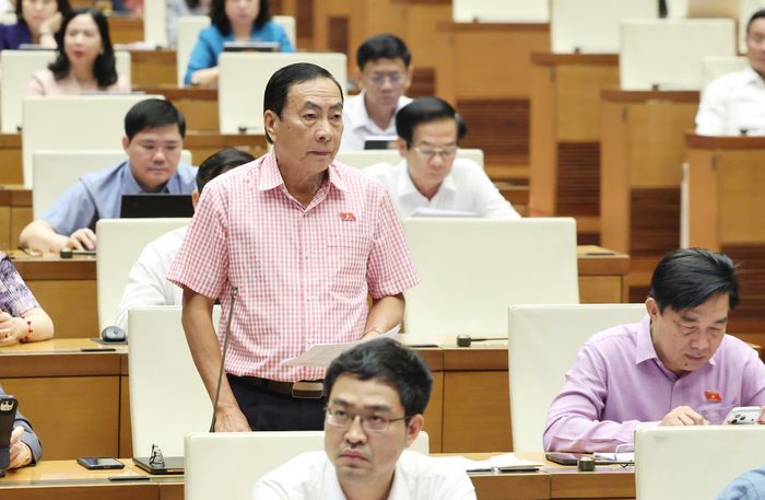  ĐB Phạm Văn Hòa (Đồng Tháp) phát biểu góp ý dự thảo luật tại hội trường, sáng 27-10. Ảnh: QUANG PHÚC 
