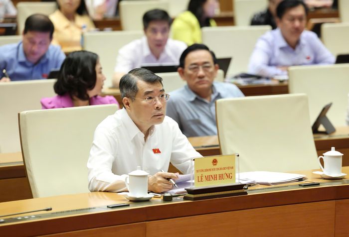  Thủ tướng Lê Minh Hưng lắng nghe các ý kiến thảo luận tại hội trường, sáng 27-10. Ảnh: QUANG PHÚC 