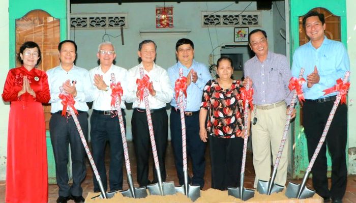  Lãnh đạo phường Bình Dương khởi công xây nhà Đại đoàn kết cho gia đìng bà Nể 