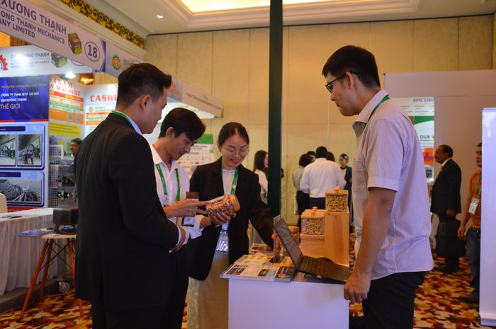  Đại diện doanh nghiệp tìm hiểu sản phẩm điều chế biến tại hội nghị. Ảnh: ĐỨC TRUNG 