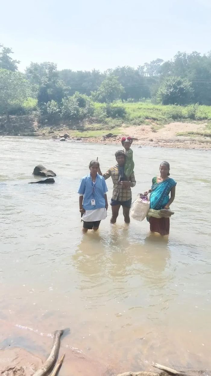  Phụ nữ mang thai được sơ tán đến cơ sở y tế ở bang Odisha. Ảnh: Indian Express 