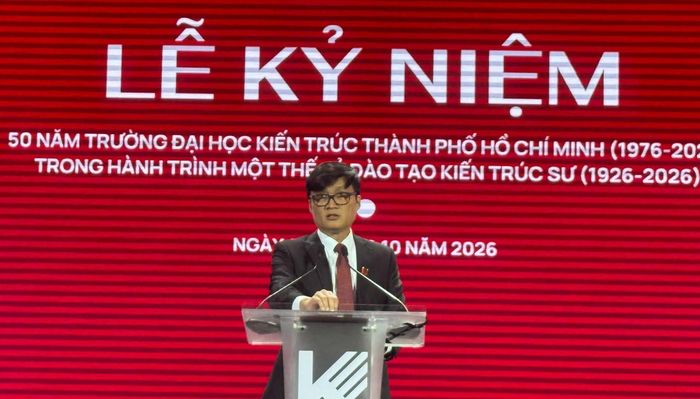 Hiệu trưởng Trường ĐH Kiến trúc TPHCM PGS-TS-KTS Phạm Trọng Thuật phát biểu tại buổi lễ - Ảnh: THANH HÙNG 