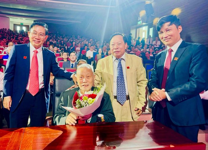  Ban tổ chức tặng hoa tri ân và chúc sức khỏe KTS Trương Tùng, Hiệu trưởng đầu tiên của Trường ĐH Kiến trúc TPHCM - Ảnh: THANH HÙNG 