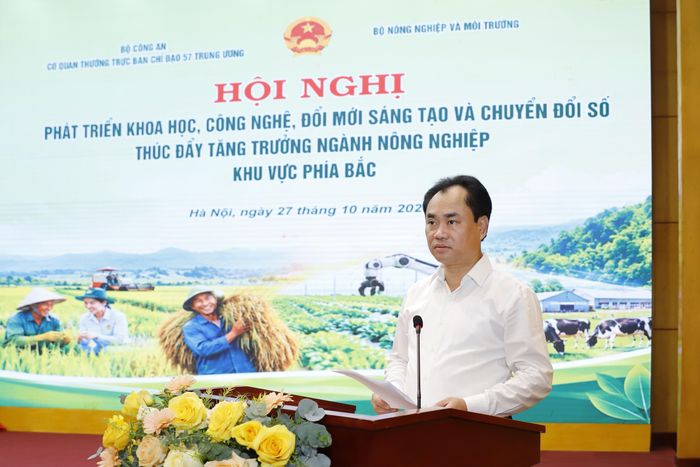  Bộ trưởng Bộ Nông nghiệp và Môi trường Trịnh Việt Hùng phát biểu khai mạc hội nghị, sáng 27-10. Ảnh: KHƯƠNG TRUNG 