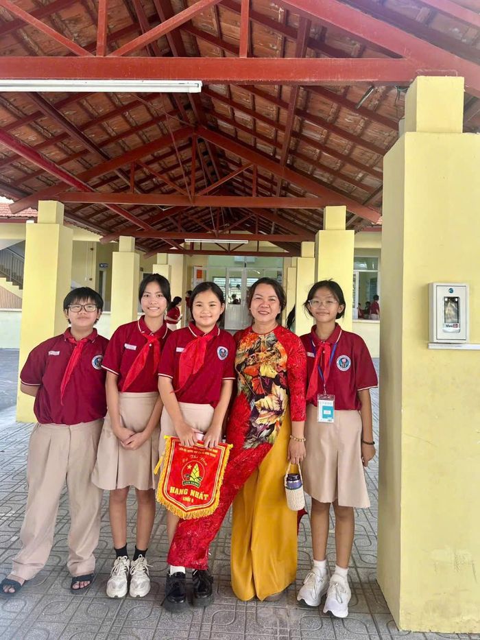  Học sinh Trường THCS Bình Trưng chụp hình cùng cô Nguyễn Thị Phượng, Hiệu trưởng Trường Tiểu học Nguyễn Hiền 