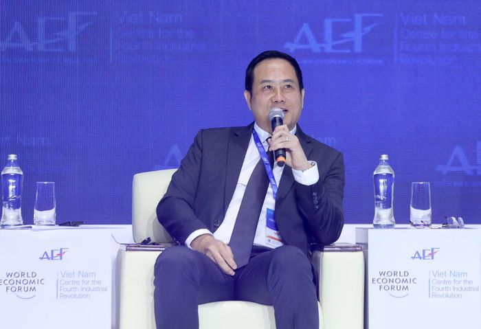  Ông Hà Huy Cường, Phó Tổng Giám đốc Nam A Bank, chia sẻ chính sách hỗ trợ khách hàng tiếp cận vốn xanh. Ảnh: HÙNG TRIỀU 