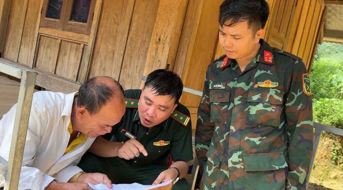  Trung tá Nguyễn Văn Bằng, Chính trị viên phó Đồn Biên phòng Hướng Phùng thuộc Ban Chỉ huy BĐBP tỉnh Quảng Trị, lấy thông tin nơi chôn cất hài cốt liệt sĩ từ người dân Lào 