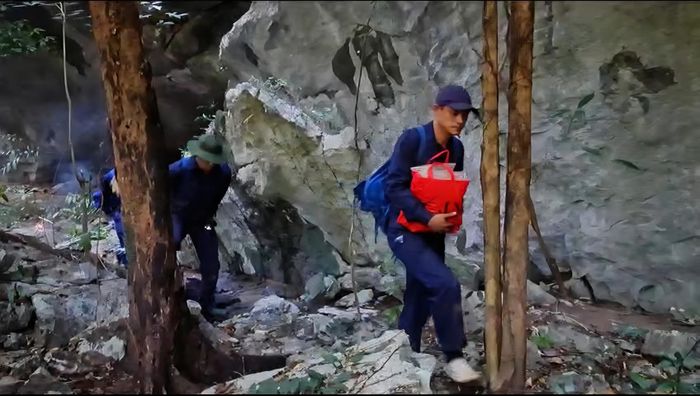  Đưa hài cốt liệt sĩ vừa được quy tập về đơn vị hương khói 