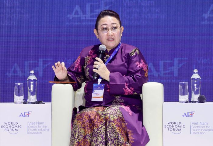  Bà Ellina Binti Roslan, Giám đốc cấp cao MYCentre4IR, chia sẻ kinh nghiệm phối hợp liên ngành để tháo gỡ rào cản về thương mại, thanh toán và bảo mật dữ liệu. Ảnh: HÙNG TRIỀU 
